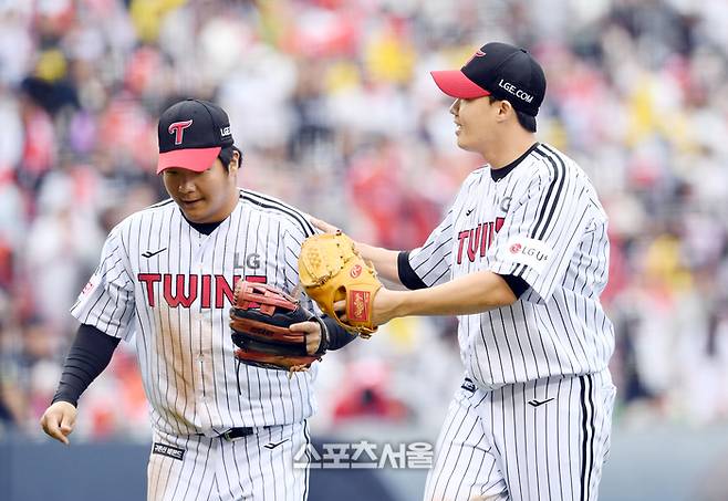 LG 선발투수 임찬규(오른쪽)가 6일 잠실구장에서 열린 2024 KBO 준플레이오프 2차전 KT와 경기에서 5회초 KT 장성우 타구를 호수비로 잡아낸 3루수 문보경에게 고마움을 표시하고 있다. 잠실 | 박진업 기자 upandup@sportsseoul.com