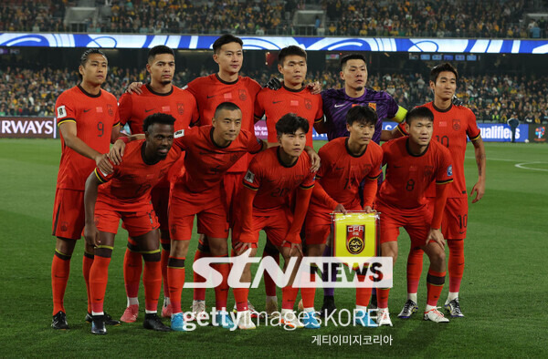 10일 오후(이하 한국시각) 호주 애들레이드 오벌 스타디움에서 '2026 국제축구연맹(FIFA) 북중미 월드컵' 아시아 3차 예선 C조 3차전 호주-중국전이 열린 가운데 중국 국가대표팀이 경기 전 단체 기념촬영을 하고 있다. 사진┃게티이미지코리아