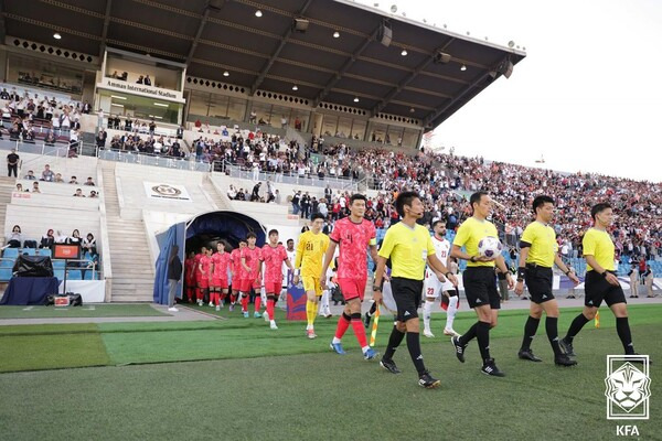 대한민국 선수단이 10일 오후 11시(한국시간) 요르단 암만에 위치한 암만국제경기장에서 치러진 요르단과의 2026 국제축구연맹(FIFA) 북중미 월드컵 아시아 지역 3차 예선 3차전을 위해 경기장에 입장 중이다. 사진┃대한축구협회