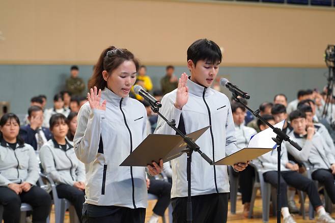 (광주=연합뉴스) 제105회 전국체육대회에 출전하는 광주시 대표 선수단이 4일 오후 광주 빛고을체육관에서 결단식을 열었다. 김가혜(스쿼시)·전웅태(근대5종) 선수가 선서를 하고 있다. 2024.10.4 [광주시체육회 제공. 재판매 및 DB 금지]<저작권자(c) 연합뉴스, 무단 전재-재배포, AI 학습 및 활용 금지>