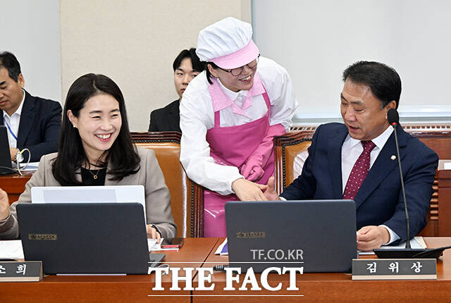 김위상 국민의힘 의원(오른쪽)과 인사하는 정혜경 진보당 의원(가운데).