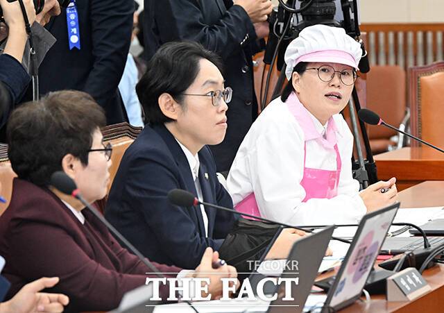 의사진행 발언하는 정혜경 진보당 의원(오른쪽).