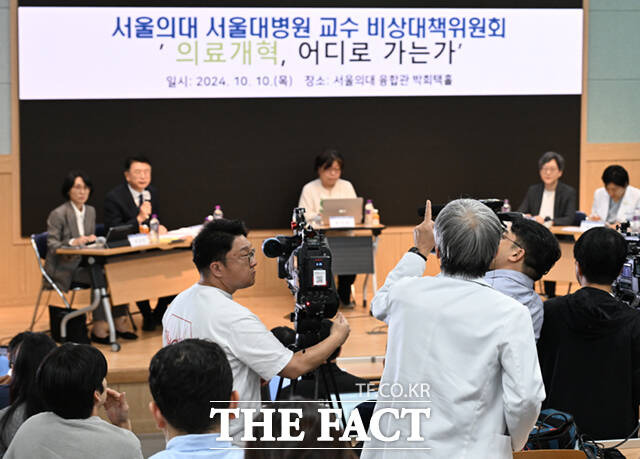 10일 서울 종로구 서울대학교 의과대학 융합관 박희택홀에서 ‘의료개혁, 어디로 가는가‘ 토론회가 열린 가운데, 한 의사가 장상윤 대통령실 사회수석의 기조발언에 대해 반박하고 있다.