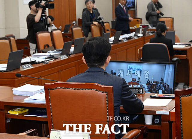 김문수 고용노동부 장관이 10일 오후 서울 여의도 국회에서 열린 환경노동위원회 노동부에 대한 국정감사에서 안호영 위원장의 퇴장 명령에도 불구하고 자리를 지키고 있다. /국회=배정한 기자