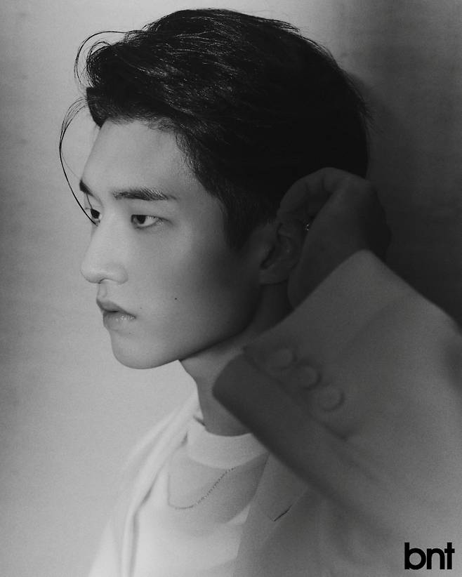 재킷은 라메르마메종,이너 톱은 시스템 옴므, 네크리스는 더파트오브:THE PART OF 제품.