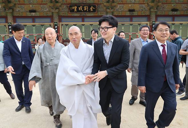 한동훈 국민의힘 대표가 9일 오후 부상 금정구 범어사를 찾아 주지 정오 스님을 예방하고 있다. /국민의힘