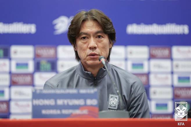 요르단 암만 메리어트 호텔에서 열린 2026 FIFA 북중미 월드컵 아시아 3차 예선 요르단전 공식 기자회견에서 홍명보 감독이 발언하고 있다. /연합뉴스