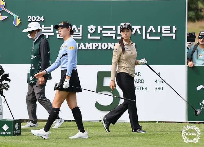 윤이나(오른쪽)와 방신실이 10일 전북 익산 컨트리클럽에서 열린 KLPGA 투어 동부건설·한국토지신탁 챔피언십 1라운드 같은 조에서 경기하고 있다./KLPGT