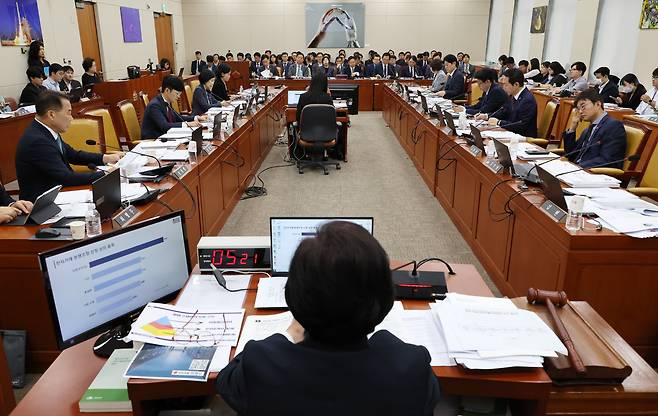 10일 열린 과학기술정보방송통신위원회 국정감사. 이날 국정감사에서는 체코 원전 사업에 한국수력원자력이 우선협상대상자로 선정된 것을 두고 여야간 입장 차이가 드러났다./연합뉴스