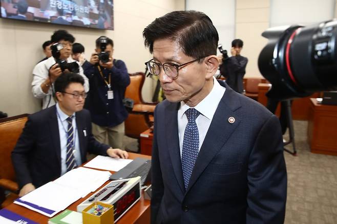 김문수 고용노동부장관이 10일 오전 서울 여의도 국회에서 열린 환경노동위원회의 고용노동부에 대한 국정감사에서 여야 의원들이 김 장관의 ‘역사관’과 관련해 설전을 벌이다 정회되자 국감장을 나서고 있다. 2024.10.10/뉴스1