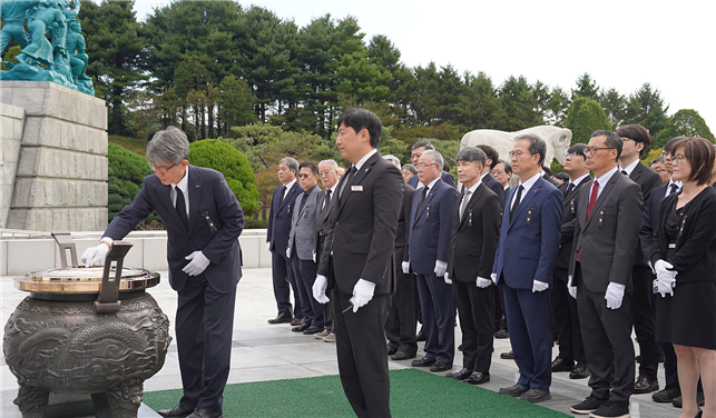 10일 오전 국립대전현충원에서 고 최순달 박사 10주기 추모식 참배가 거행되고 있다. KAIST 제공.