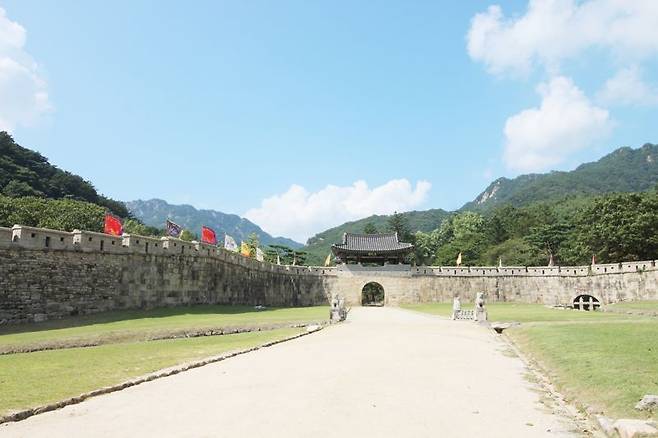 새도 쉬었다 가는 고개라는 뜻을 담고 있는 문경새재는 수려한 경관을 자랑해 사시사철 많은 여행객이 찾는 곳이다. 한국관광공사 제공