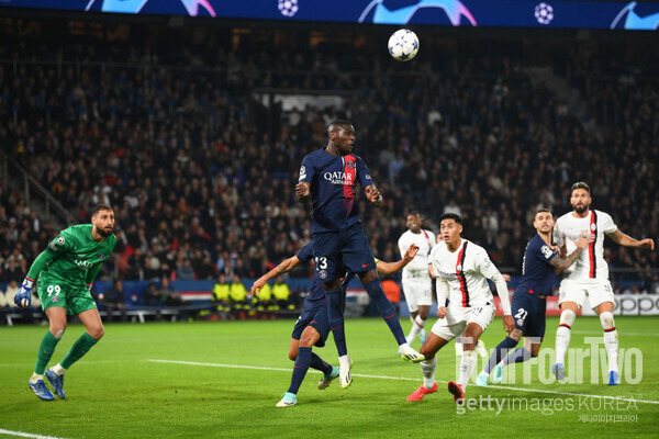 사진=게티이미지. 파리 생제르맹(PSG) 소식을 전하는 'PSG 리포트'는 '커트 오프사이드'의 보도를 인용, "맨유는 콜로 무아니에게 진지한 관심을 갖고 있다. PSG는 그의 가치를 7000만 유로(약 1036억 원) 정도로 평가하고 있다. 겨울 이적시장 매각 가능성은 적다. 하지만 2025년 여름, 상황이 다시 검토될 것이다"라고 밝혔다.