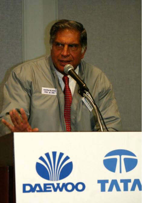 9일 별세한 인도 타타 그룹의 회장 라탄 타타가 지난 2004년 대우상용차 인수 뒤 인사말을 하고 있다. 연합뉴스