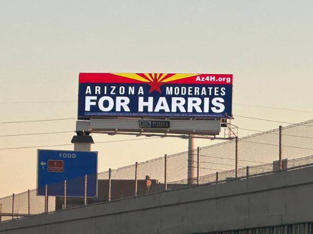 미국 애리조나주를 남북으로 관통하는 고속도로 I-17에 설치된 대형 선거 광고판. 오는 11월 미국 대선에서 민주당 후보 카멀라 해리스 부통령을 뽑겠다는 공화당원 단체가 설치한 것으로, 애리조나 로고 위에 '해리스를 위한 애리조나 중도 성향 유권자들'이라고 적혀 있다. 피닉스=이서희 특파원
