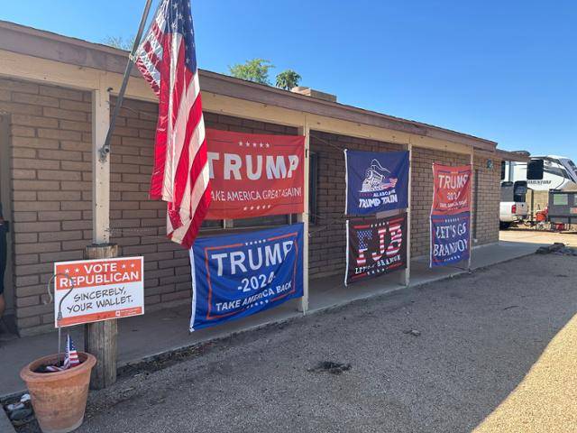 5일 미국 애리조나주 스코츠데일의 한 주택 앞에 공화당 대선후보 도널드 트럼프 전 대통령 지지 현수막이 나붙어 있다. 스코츠데일=이서희 특파원