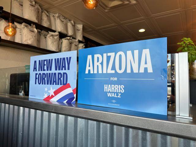 6일 미국 애리조나주 피닉스 애리조나주립대 앞의 한 카페에 미국 민주당 대선후보 카멀라 해리스 부통령을 지지한다는 내용의 홍보물이 붙어 있다. 피닉스=이서희 특파원