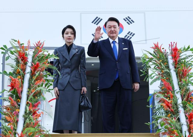 필리핀 국빈 방문을 마친 윤석열 대통령과 배우자 김건희 여사가 7일 마닐라 니노이 아키노 국제공항에서 싱가포르 국빈 방문을 위해 공군1호기에 탑승하며 인사하고 있다. 뉴시스