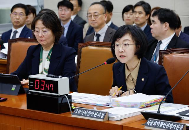 오유경 식품의약품안전처장이 10일 서울 여의도 국회 보건복지위원회에서 열린 국정감사에서 의원 질의에 답하고 있다. 뉴스1