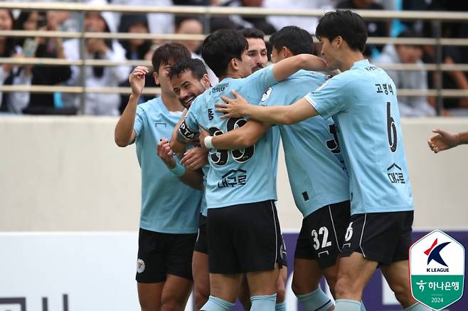 대구FC 선수들이 6일 대구 DGB대구은행파크에서 열린 전북 현대전에서 골을 터뜨린 뒤 기뻐하고 있다. 사진=프로축구연맹