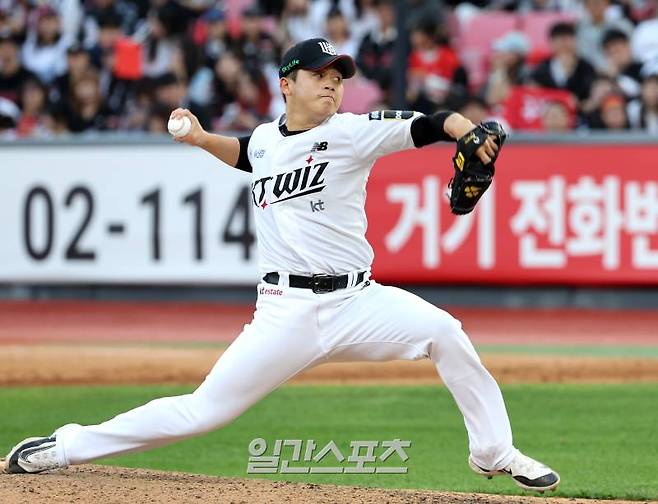 2024 프로야구 KBO 포스트시즌 kt위즈와 LG트윈스의 준플레이오프(준PO) 4차전 경기가 9일 오후 수원kt위즈파크에서 열렸다. 8회 구원등판한 박영현이 9회에도 등판해 공을 던지고 있다. 수원=김민규 기자 mgkim1@edaily.co.kr /2024.10.09/