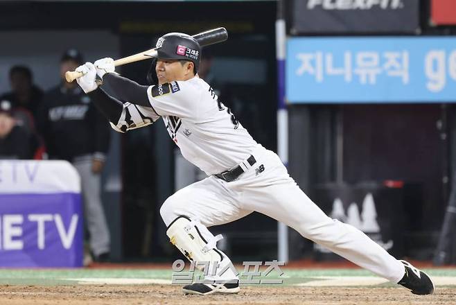 8일 오후 수원 KT위즈파크에서 열린 프로야구 NC와 KT 경기. KT 조용호가 연장 11회 선두타자로 나와 우중간 안타를 날리고있다. 수원=정시종 기자 capa@edaily.co.kr /2024.05.08.