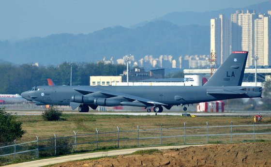 한·미동맹 70주년을 맞아 사상 최초로 우리나라에 전격 착륙한 미군의 대표적 핵무장 가능 전략폭격기 B-52H가 지난해 충북 청주공군기지에서 첫 이륙을 준비하는 모습. B-52H전략폭격기는 당시 한반도 인근 상공에서 사상 처음으로 한·미·일 3국 합동 공중 훈련을 전개했다. 프리랜서 김성태