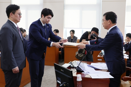 10일 국회에서 열린 행정안전위원회의 전체회의에서 신정훈 위원장이 명태균씨와 김영선 전 국민의힘 의원에 대한 동행명령장을 경위에게 전달하고 있다. 연합뉴스