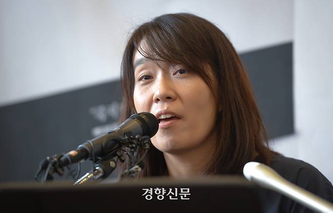 소설가 한강이 2024 노벨 문학상의 영예를 안았다. 10일(현지시각) 스웨덴 한림원은 한강 작가를 노벨 문학상 수상자로 선정했다고 발표했다. 한국인이 노벨상을 수상한 것은 2000년 평화상을 탄 고 김대중 전 대통령에 이어 두번째다. 사진은 지난 2016년 소설 ‘흰’ 출간 기자간담회에 참석한 모습. 경향신문 자료사진