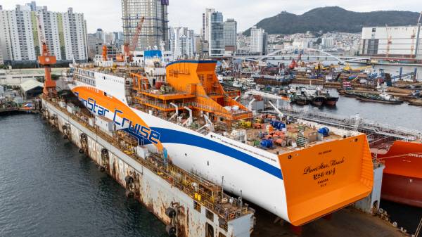 10일 영도구 대선조선에서 크루즈페리 ‘팬스타 미라클호’ (2만2000t) 진수식이 열리고 있다. 이원준 기자windstorm@