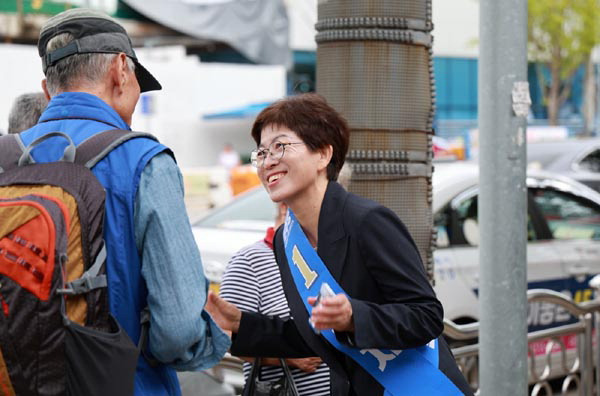 10·16 부산 금정구청장 보궐선거 사전투표일(10월 11, 12일)을 하루 앞둔 10일 더불어민주당 김경지 금정구청장 후보가 선거운동을 하고 있다. 후보 제공