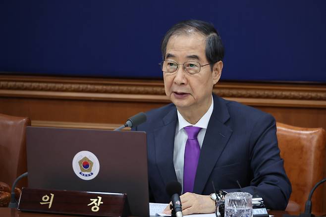 Prime Minister Han Duck-soo speaks at a Cabinet meeting held at the Government Complex Seoul on Thursday. (Yonhap)