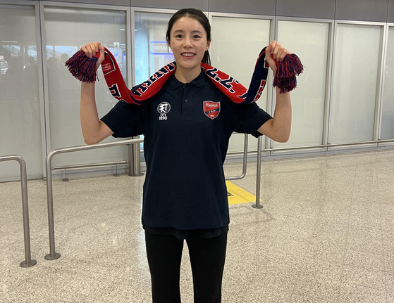 Lee Da-yeong poses with a Panionios scarf in a photo shared on the club's website on Wednesday. [SCREEN CAPTURE]