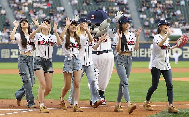 Girl group Bewave wave at spectators after throwing the ceremonial first pitch for KBO team Doosan Bears in May. [NEWS1]