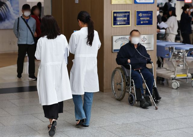 서울 시내 한 대학병원에서 의료진이 오가고 있다. 연합뉴스