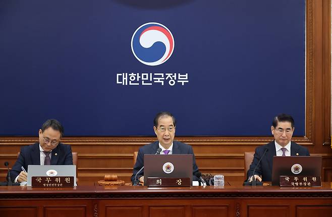 한덕수 국무총리가 10일 서울 종로구 정부서울청사에서 열린 국무회의에서 발언하고 있다./ 사진 = 연합뉴스