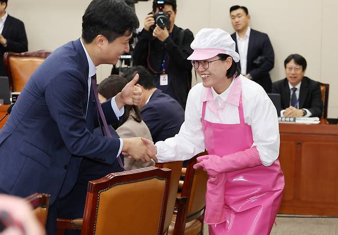 진보당 정혜경 의원(오른쪽)이 10일 오전 열린 국회 환경노동위원회의 고용노동부 대상 국정감사에 급식 조리사 복장을 착용하고 입장하고 있다. / 사진 = 연합뉴스