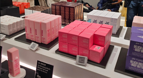 The ‘Hot on Social Media’ corner at the Sephora store on the Champs-Élysées in Paris. At the center of the display is the ‘Laneige Lip Sleeping Mask’. (Kim Hyo-hye)