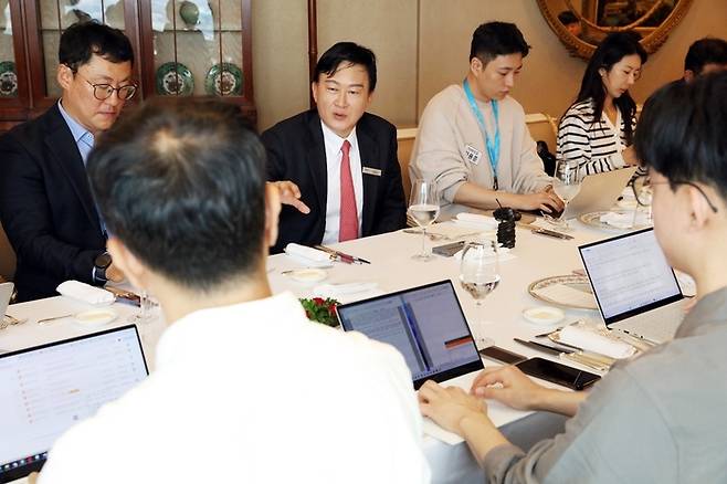 존 림 삼성바이오로직스 대표가 10일 일본 요코하마 로얄파크 호텔에서 기자들과 만나 향후 일본 진출 로드맵에 대해 설명하고 있다. <삼성바이오로직스 제공>