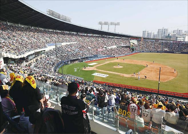 지난 3월 23일 오후 서울 잠실야구장에서 열린 KBO리그 정규시즌 개막전 한화 이글스와 LG 트윈스의 경기에서 야구 팬들이 응원을 펼치고 있다. (연합뉴스)