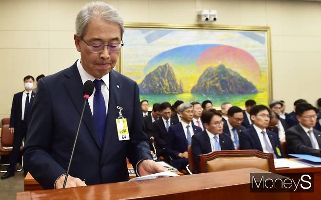 임종룡 우리금융지주 회장이 10일 서울 여의도 국회 본관 604호에서 열린 국회 정무위원회, 금융위 등 국정감사에 출석했다. 이날 국감에 출석한 임 회장은 손태승 전 우리금융지주 회장 친인척의 우리은행 부당 대출과 관련해 “책임져야 할 일이 있으면 책임지겠다"고 밝혔다 /사진=임한별 기자