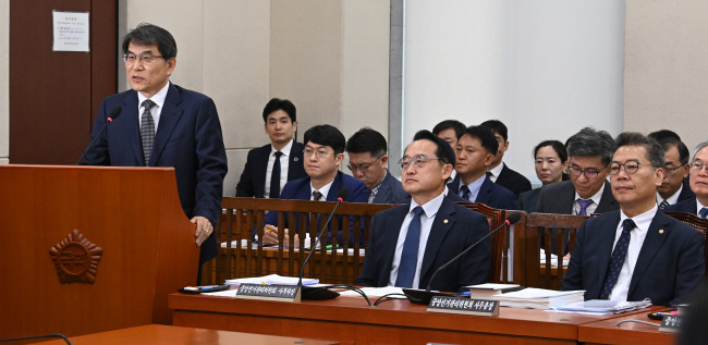 선관위 국정감사 노태악(왼쪽) 중앙선거관리위원장이 10일 오전 국회에서 열린 행정안전위원회 국정감사에서 인사말을 하고 있다.   곽성호 기자