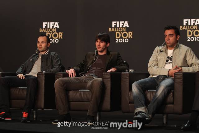 이니에스타의 은퇴식이 지난 8일 스페인 바르셀로나에서 진행됐다. 이니에스타의 은퇴식에는 바르셀로나 선수단이 함께해 의미를 더했다. 이니에스타는 "이런 날이 올 줄은 상상하지 못했다. 지난 며칠 동안 흘린 눈물은 슬픔이 아닌 감격과 자부심의 눈물"이라며 소감을 전했다./게티이미지코리아