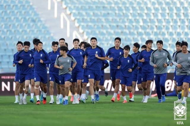 홍명보 감독이 이끄는 대한민국 축구대표팀이 요르단전을 앞두고 암만 국제 경기장에서 훈련을 진행했다. 우려와 달리 날씨와 잔디 상태는 모두 양호하다./대한축구협회