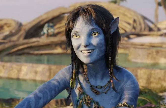 황정록 시니어 페이셜 아티스트가 캐릭터 제작작업에 참여한 영화 ‘아바타2’ 키리. 그는 70세가 넘는 배우 시고니 위버의 연기 데이터를 바탕으로 14세 소녀 캐릭터 얼굴 움직임을 표현했다. [월트디즈니컴퍼니 코리아 제공]