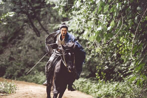말을 타고 홀로 적진으로 돌진하는 천영. 왜군은 ‘청의 검신’이란 별명을 붙였다. [넷플릭스 제공]