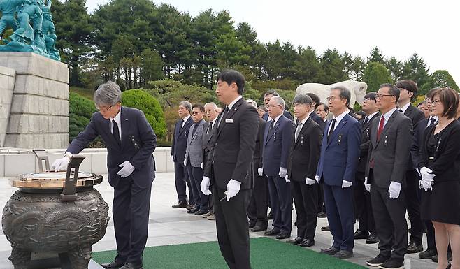 故 최순달 박사 10주기 추모식에서 유가족과 관계자들이 참배하고 있다.[KAIST 제공]