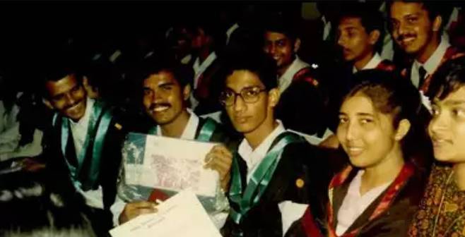 순다르 피차이 구글 겸 알파벳 최고경영자(CEO·가운데)의 인도 공과대학교 카라그푸르(IIT Kharagpur) 재학 시절 모습. [인터넷 캡처]