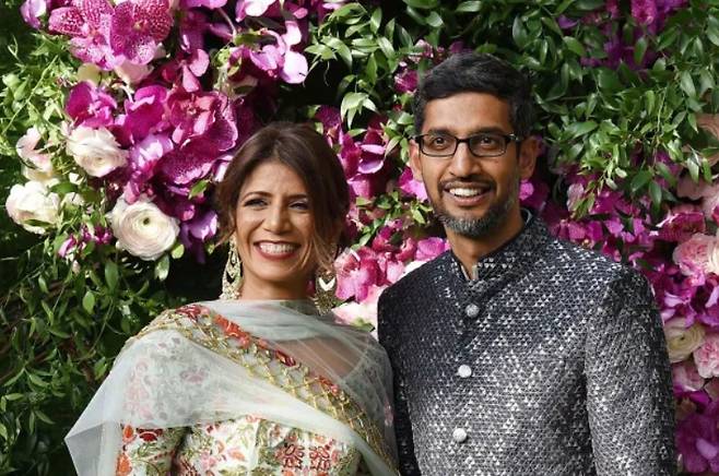 순다르 피차이(오른쪽) 구글 겸 알파벳 최고경영자(CEO)과 배우자인 안잘리 피차이가 함께 기념사진을 촬영하고 있다. [AFP]