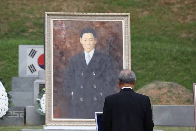 이봉창 의사 영정 앞에 정수용 이봉창의사기념사업회장이 추모 중이다. [이봉창의사기념사업회 제공]